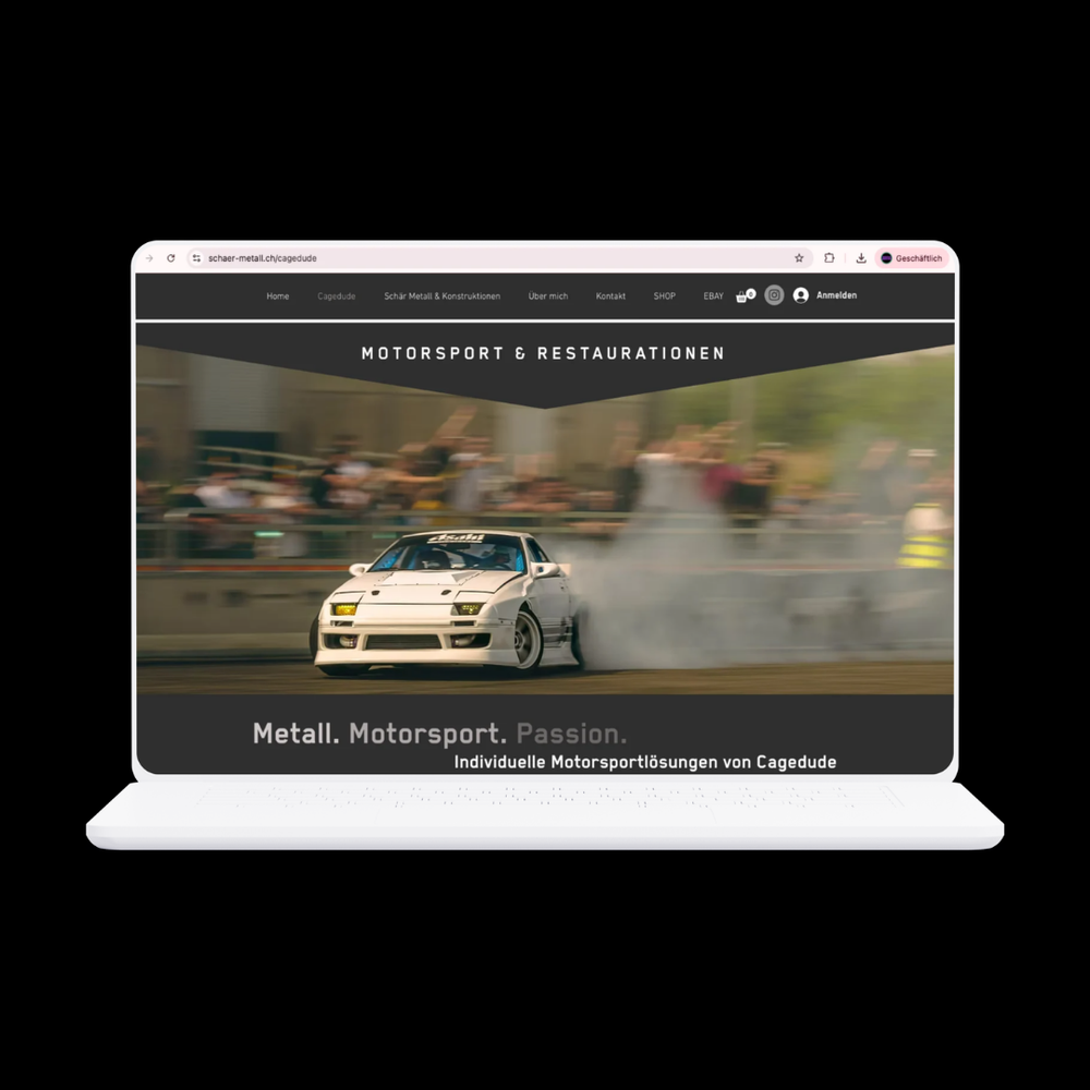 Laptop-Mockup der neuen Cagedude-Webseite auf der Domain schaer-metall.ch. Das Webdesign zeigt ein emotionales Hero-Bild eines weißen Drift-Autos in Aktion mit der Überschrift 'Motorsport & Restaurationen'. Darunter steht der Slogan 'Metall. Motorsport. Passion. – Individuelle Motorsportlösungen von Cagedude'.