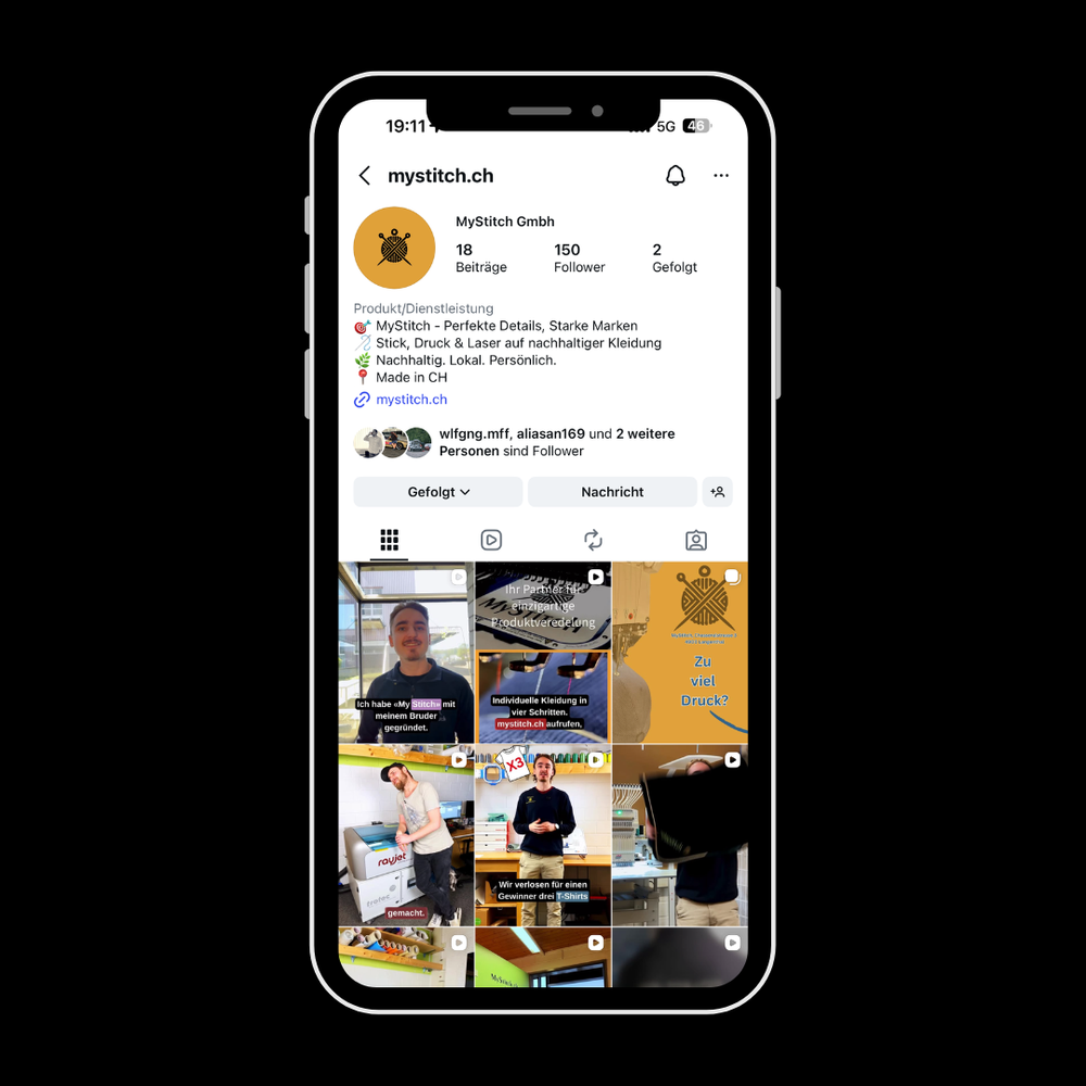 Smartphone-Mockup des Instagram-Profiles von MyStitch GmbH, gestaltet und verwaltet von MediaMechs. Der Feed zeigt eine professionelle Mischung aus Reels und Posts über Textilveredelung (Stick, Druck, Laser), nachhaltige Mode und 'Made in CH' Produktion.
