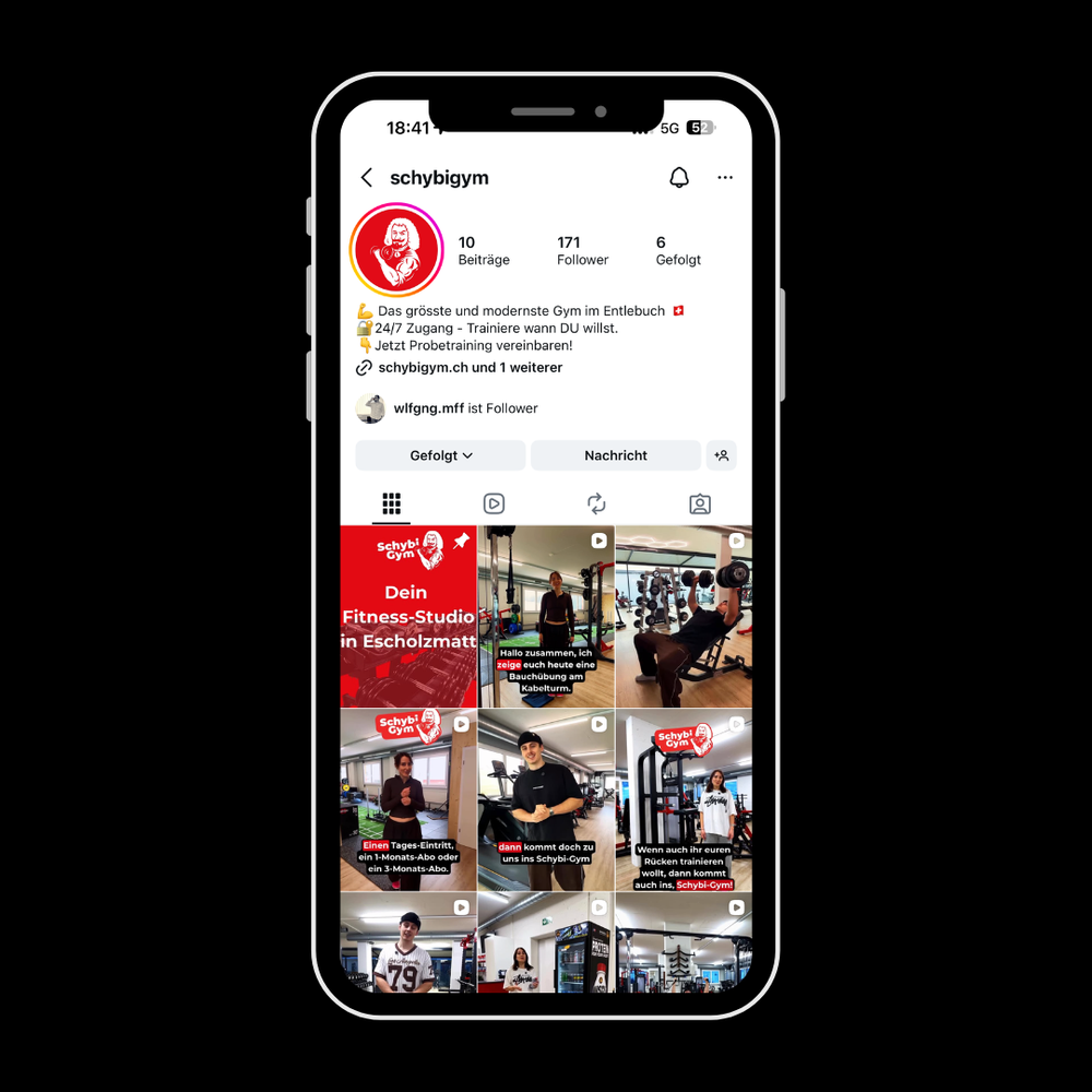 Smartphone-Mockup des Instagram-Auftritts vom Schybi Gym in Escholzmatt. Der von MediaMechs verwaltete Feed zeigt eine professionelle Content-Strategie mit Reels, sympathischen Models und klaren Call-to-Actions für Probetrainings im grössten Fitnesscenter des Entlebuchs.