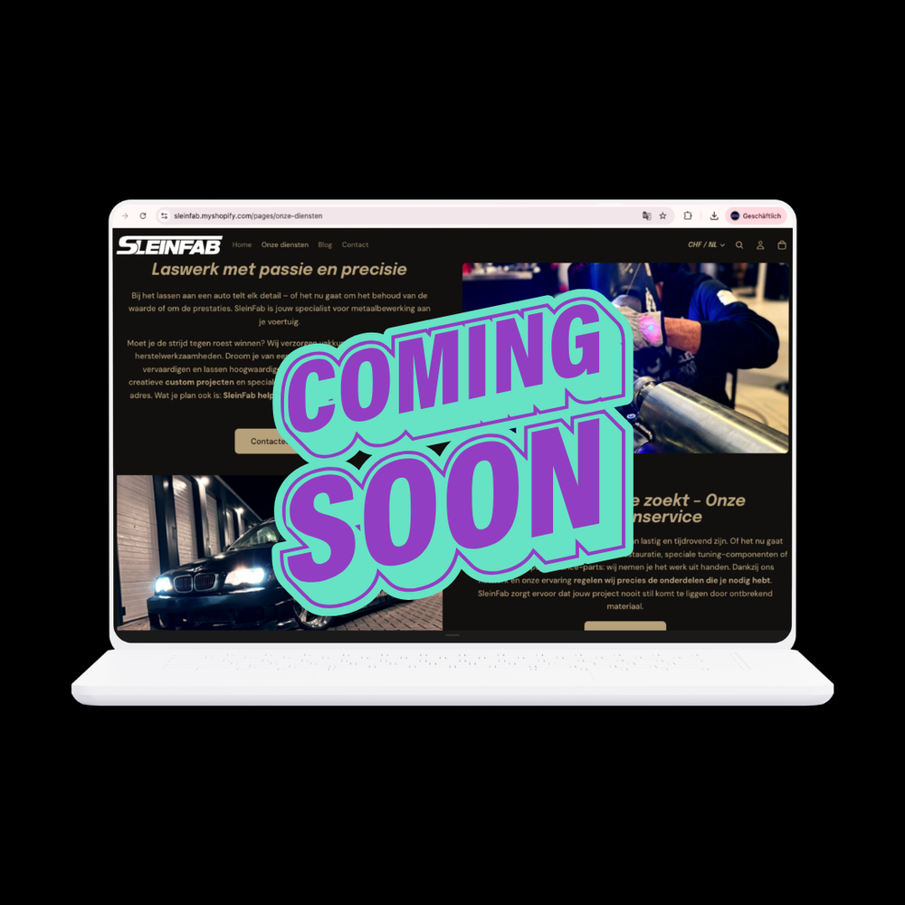 Laptop-Mockup der neuen SleinFab-Webseite für das niederländische Startup. Das Design zeigt hochwertige Aufnahmen von Schweißarbeiten und einem BMW-Projektfahrzeug mit dem Slogan 'Laswerk met passie en precisie'. Ein prominentes 'Coming Soon'-Overlay kündigt den baldigen Launch durch MediaMechs an.